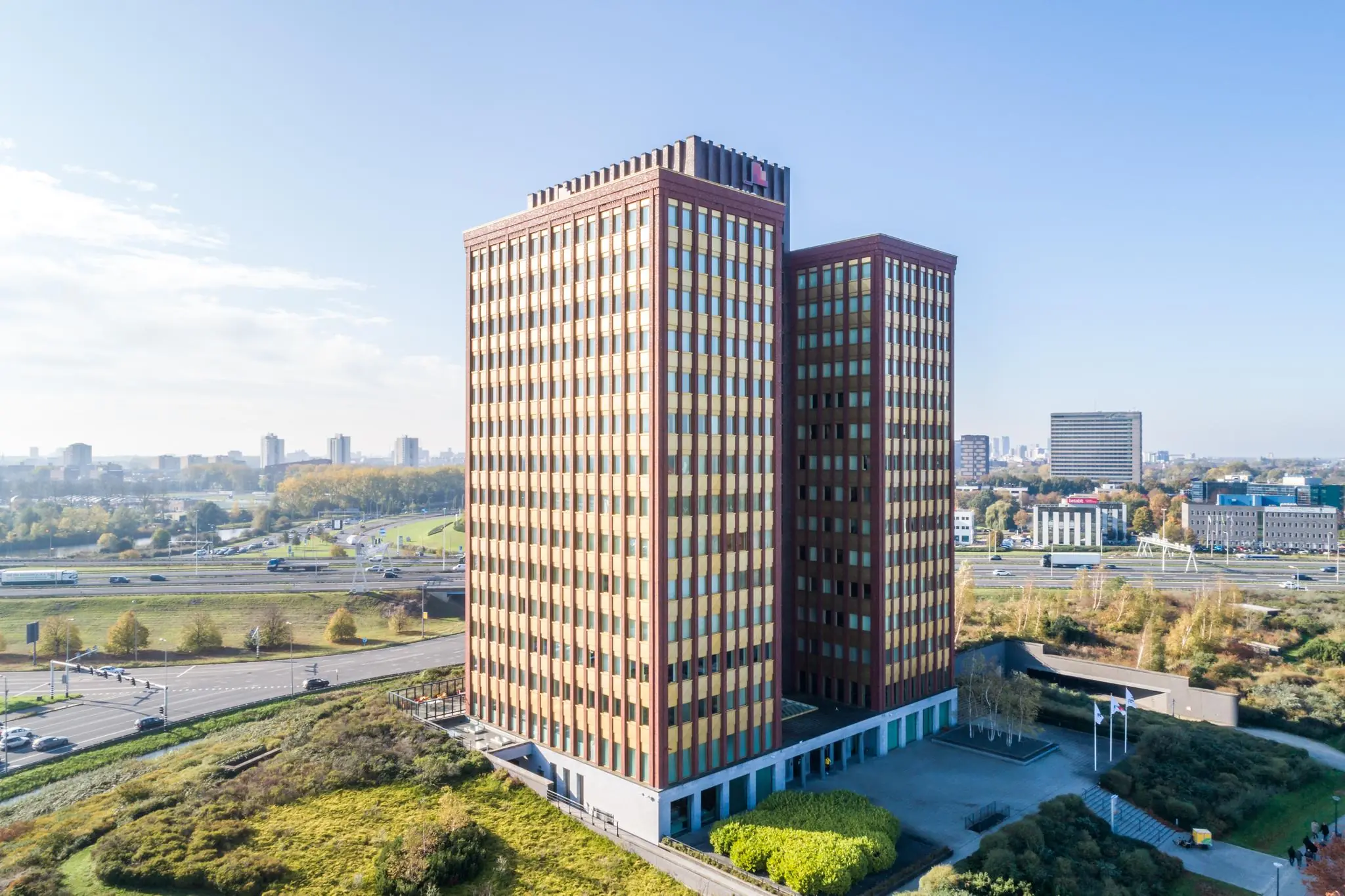 Kantoorgebouw aan de Fascinatio Boulevard in Rotterdam met moderne architectuur en omliggend stadslandschap.